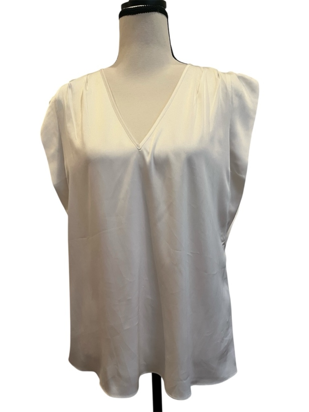 White House Black Market Cream V-Neck Cap Sleeve Blouse Small Runs Big